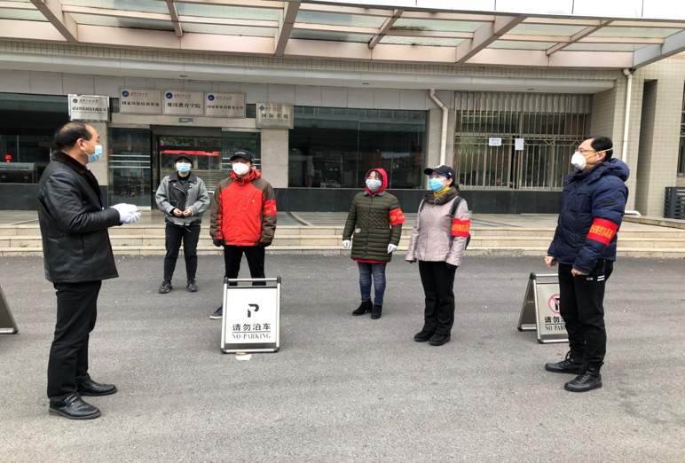 马院党员教师胡珍映(左三)参加工大社区志愿服务